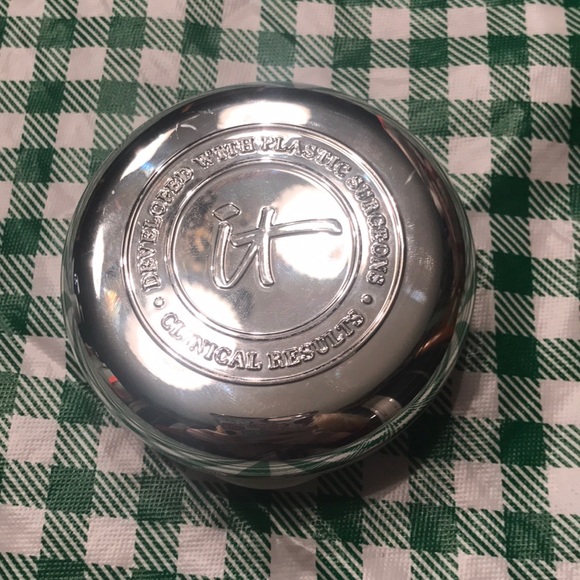 ✨IT COSMETICS — CONFIDENCE IN A COMPACT✨ - Picture 1 of 5